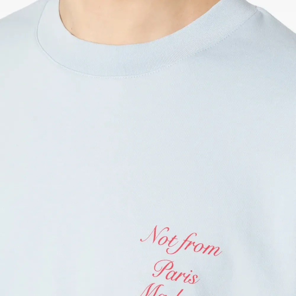 Футболка с круглым вырезом и каллиграфическим слоганом