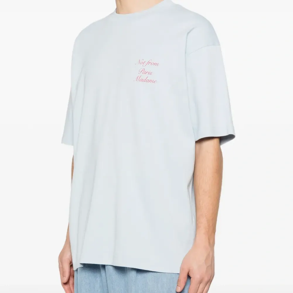 Футболка с круглым вырезом и каллиграфическим слоганом