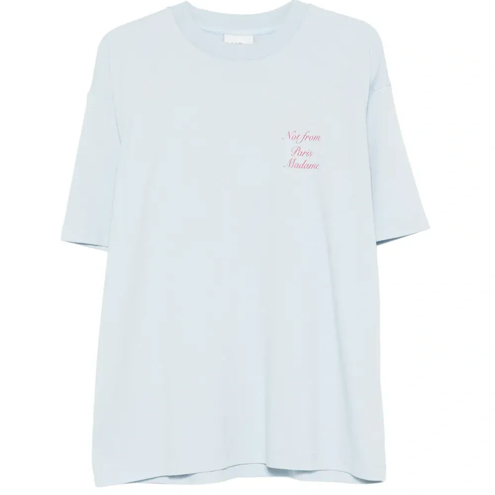 Футболка с круглым вырезом и каллиграфическим слоганом