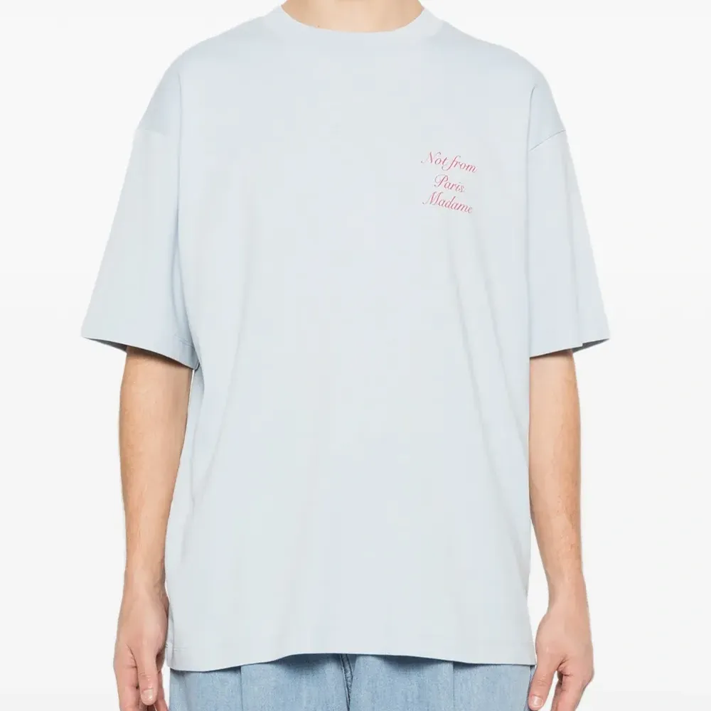 Футболка с круглым вырезом и каллиграфическим слоганом