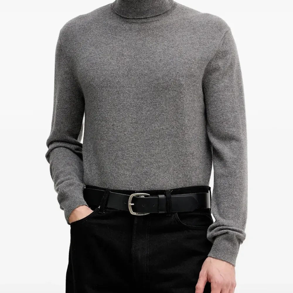 Свитер с высоким воротом и длинными рукавами