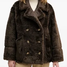 Двубортное пальто на пуговицах