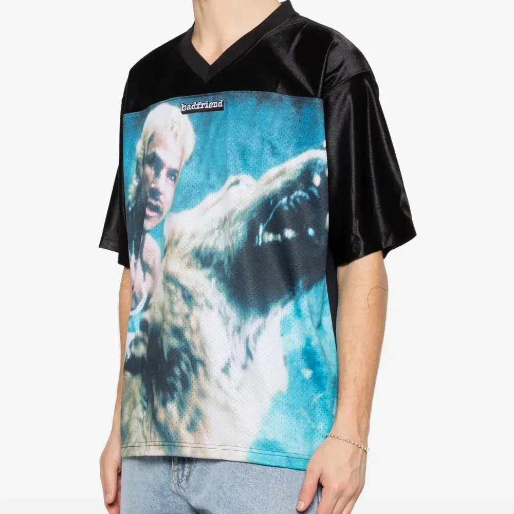 Футболка с принтом и V-образным вырезом