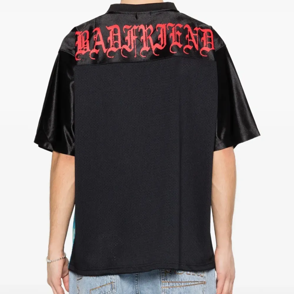 Футболка с принтом и V-образным вырезом