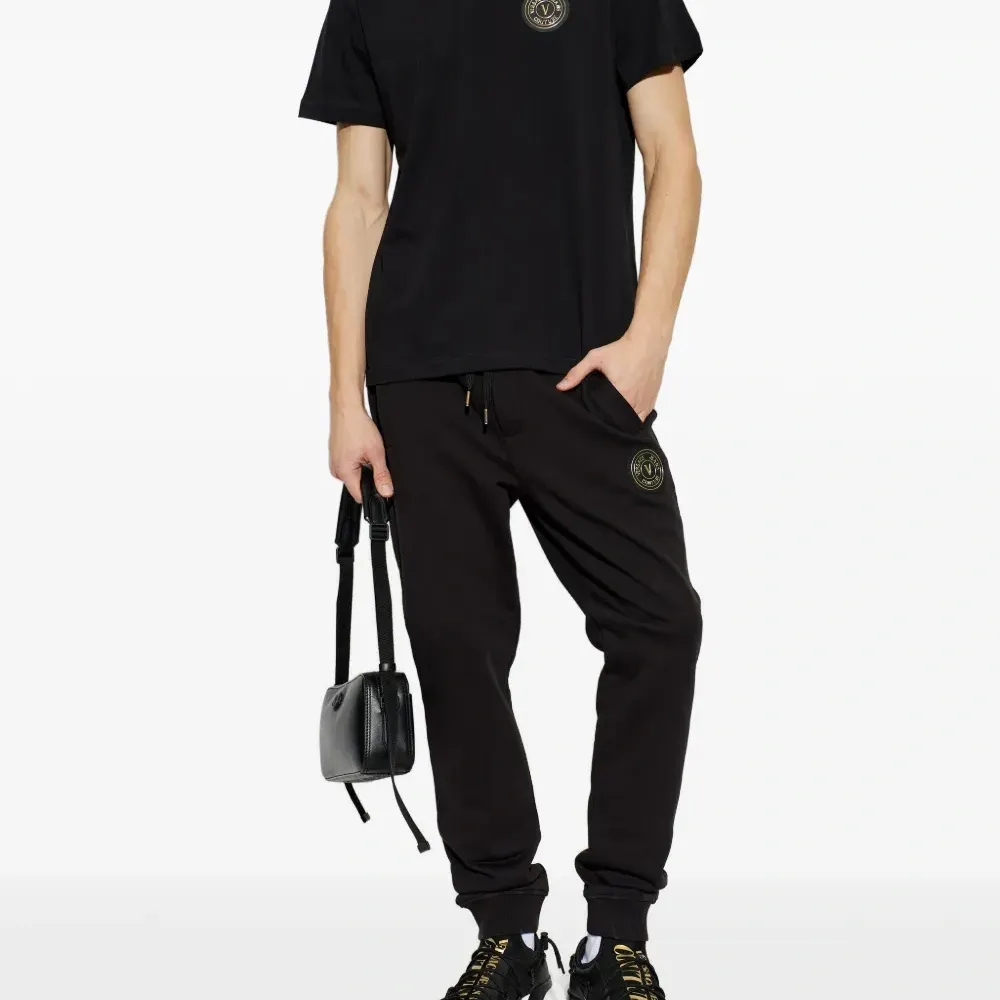 Футболка с нашивкой-логотипом