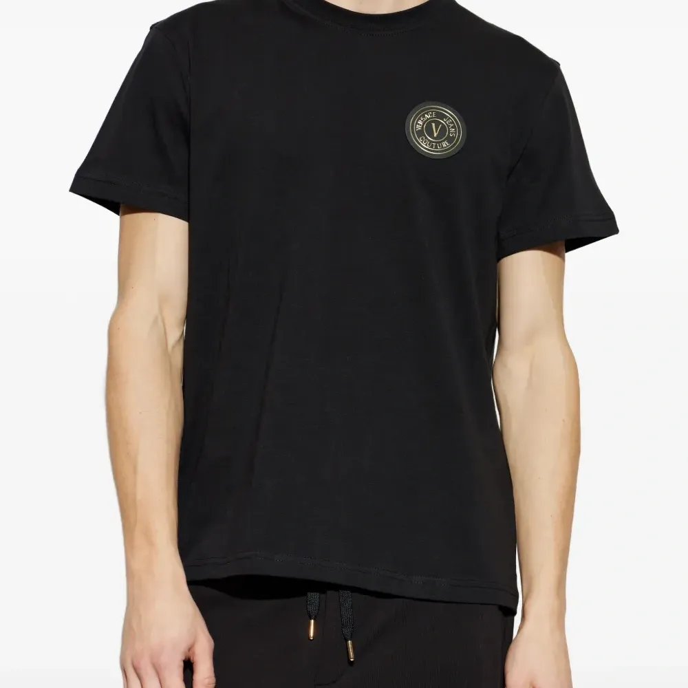 Футболка с нашивкой-логотипом