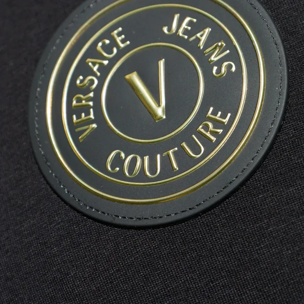 Футболка с нашивкой-логотипом