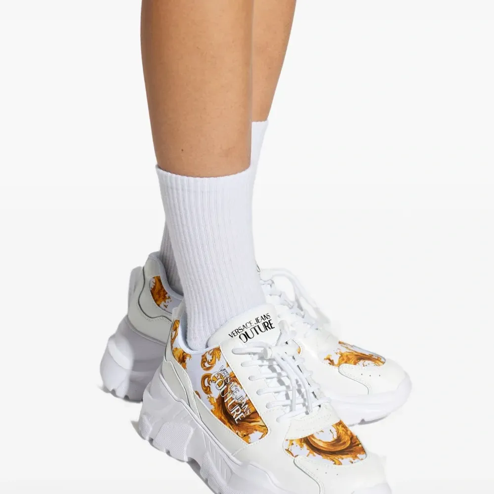 Кроссовки на шнуровке в стиле барокко