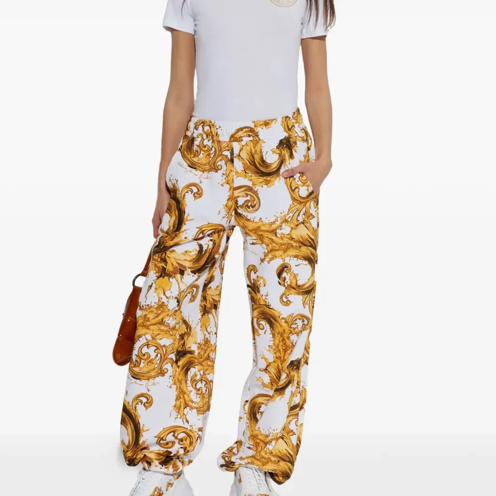 Кроссовки на шнуровке в стиле барокко