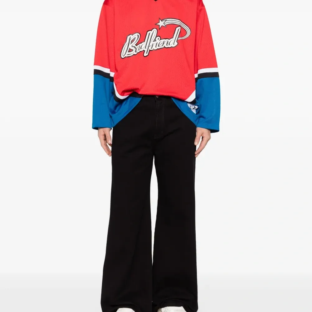 Футболка с длинными рукавами и V-образным вырезом