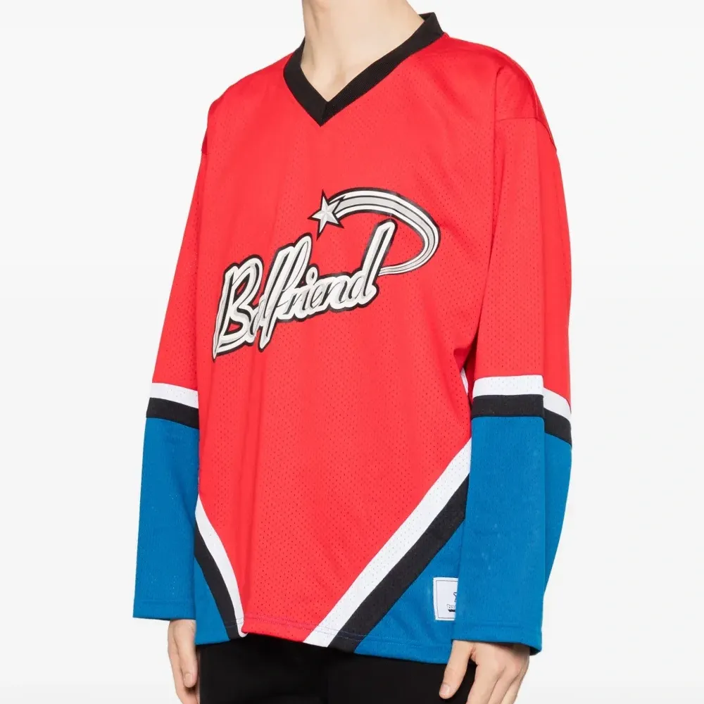 Футболка с длинными рукавами и V-образным вырезом