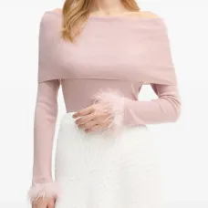 Свитер с открытыми плечами и манжетами из перьев