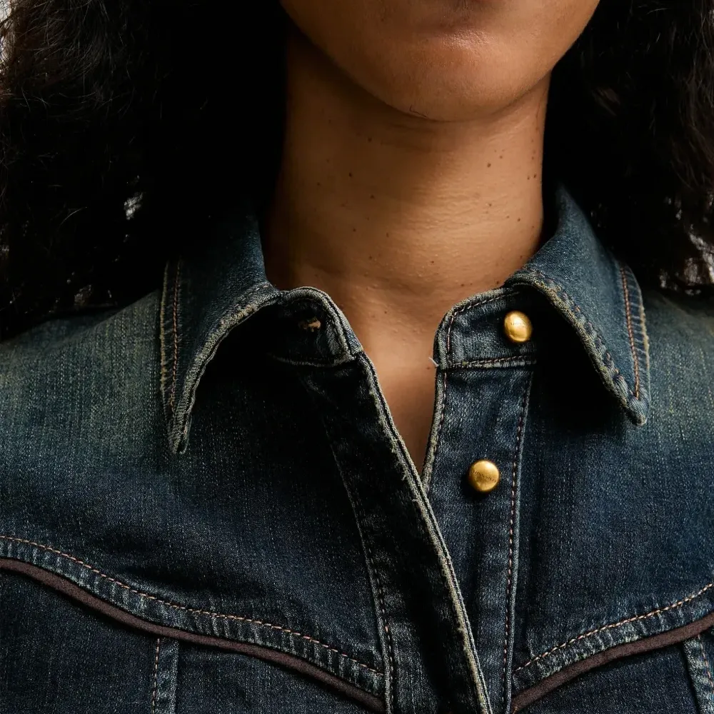 Джинсовая рубашка на пуговицах