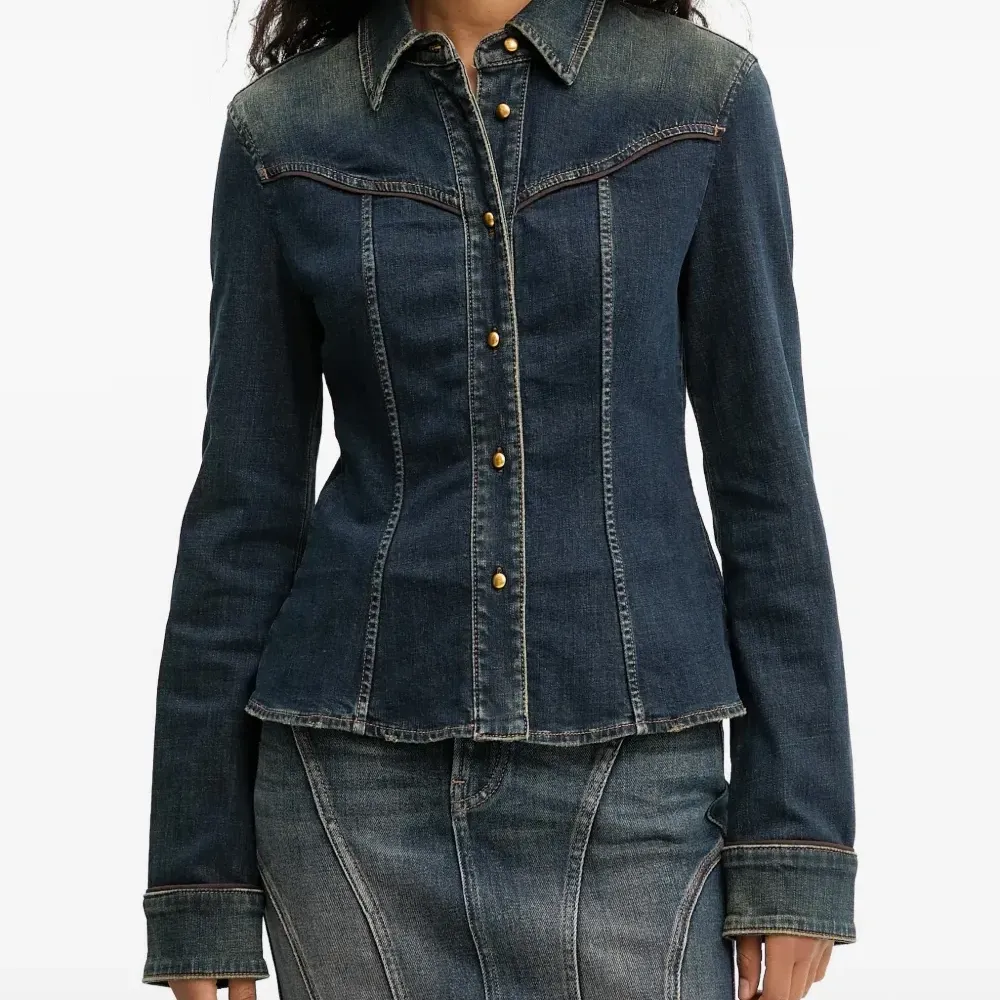 Джинсовая рубашка на пуговицах