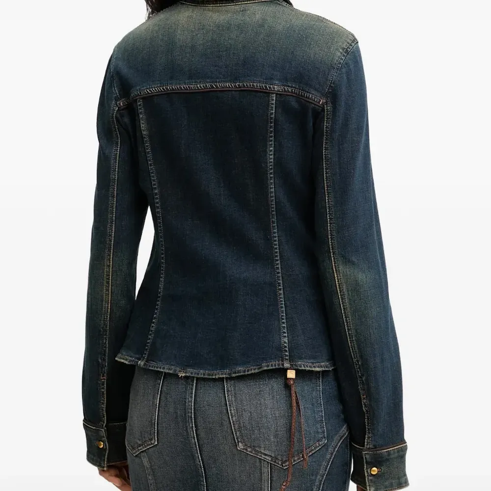 Джинсовая рубашка на пуговицах