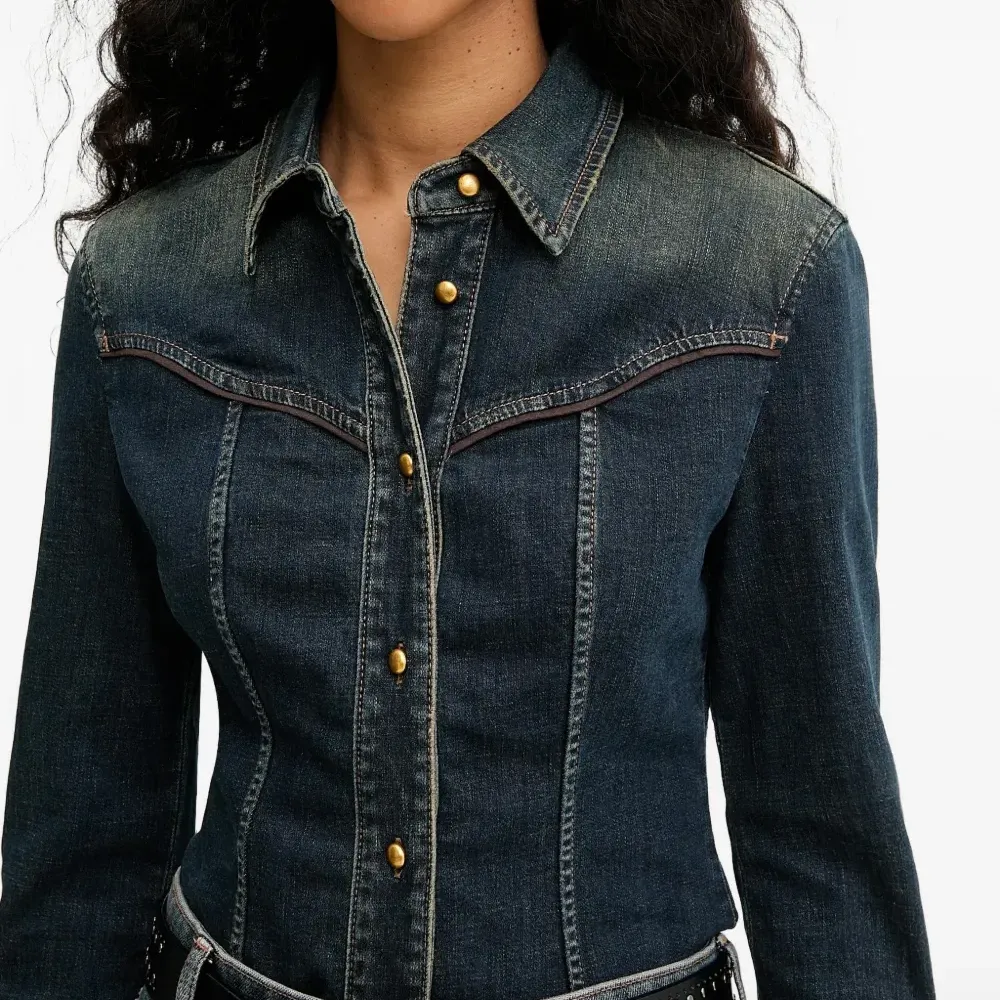 Джинсовая рубашка на пуговицах