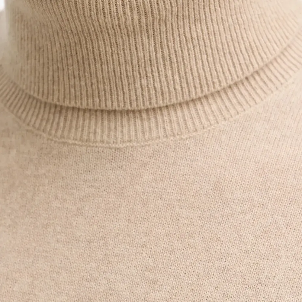 Джемпер с высоким воротом и длинными рукавами