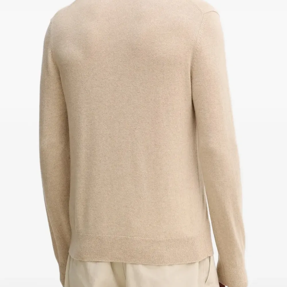 Джемпер с высоким воротом и длинными рукавами