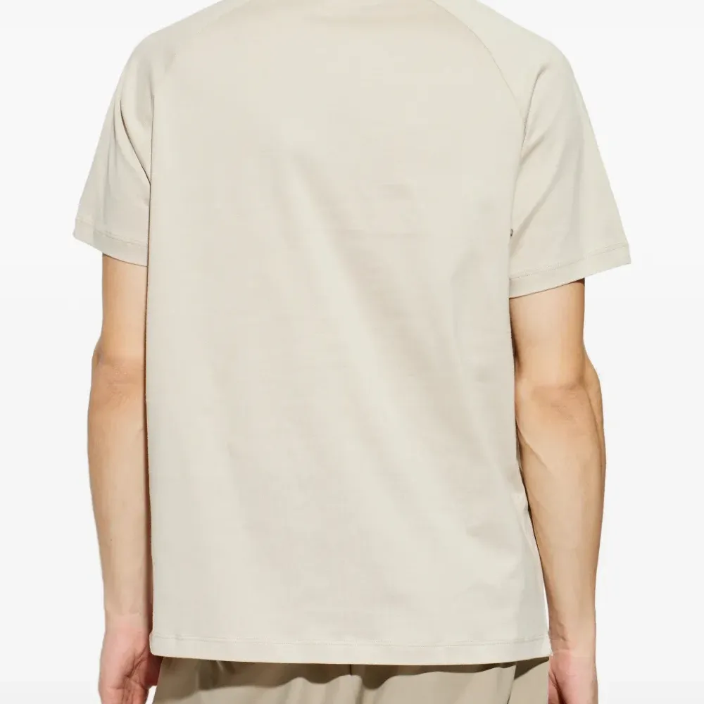 Футболка с вышитым логотипом