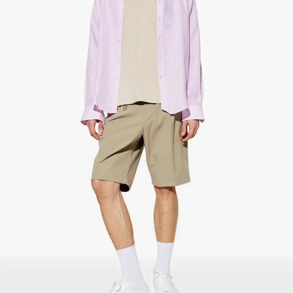 Футболка с вышитым логотипом