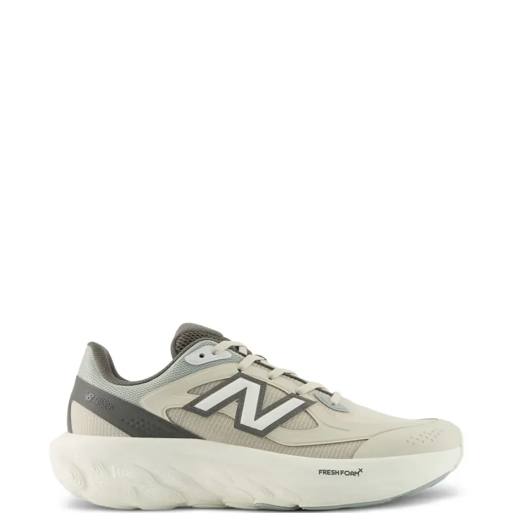 Кроссовки с логотипом