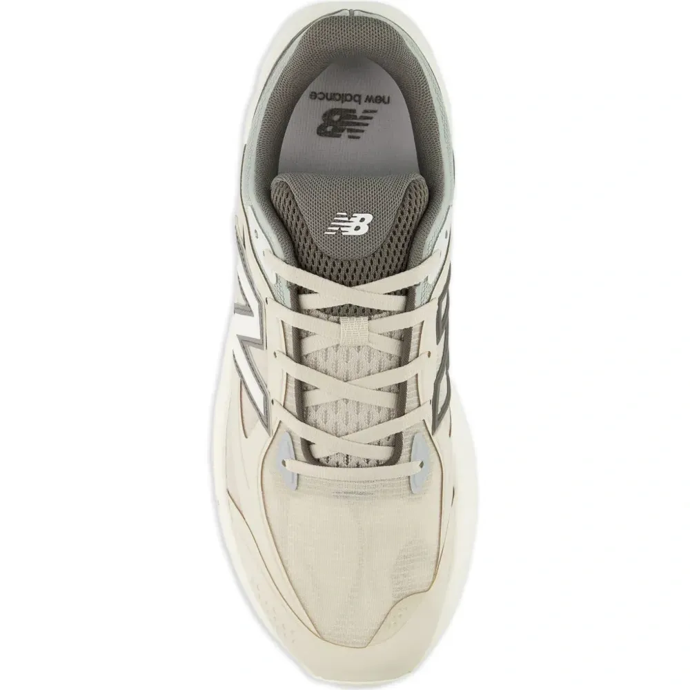 Кроссовки с логотипом