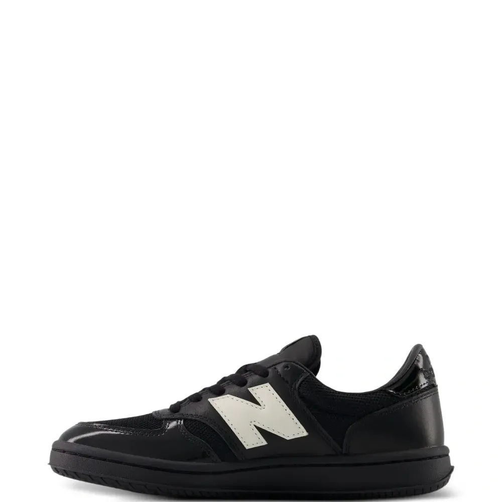 Кроссовки из лакированной кожи с сетчатыми вставками