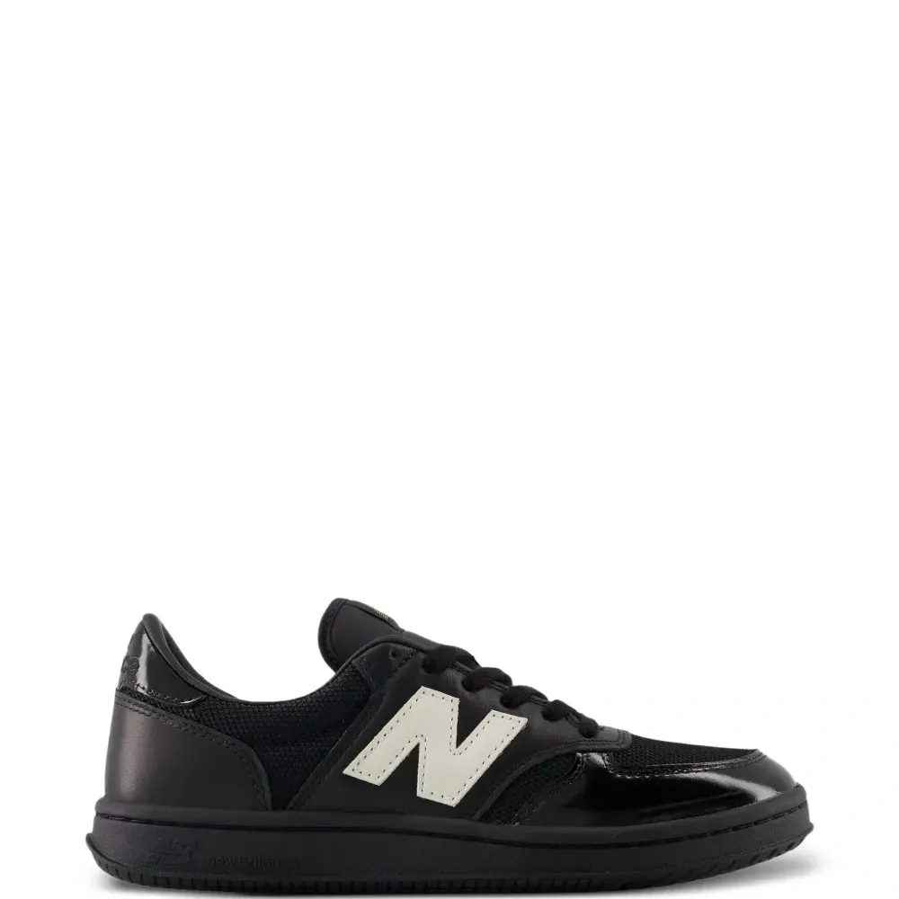 Кроссовки из лакированной кожи с сетчатыми вставками