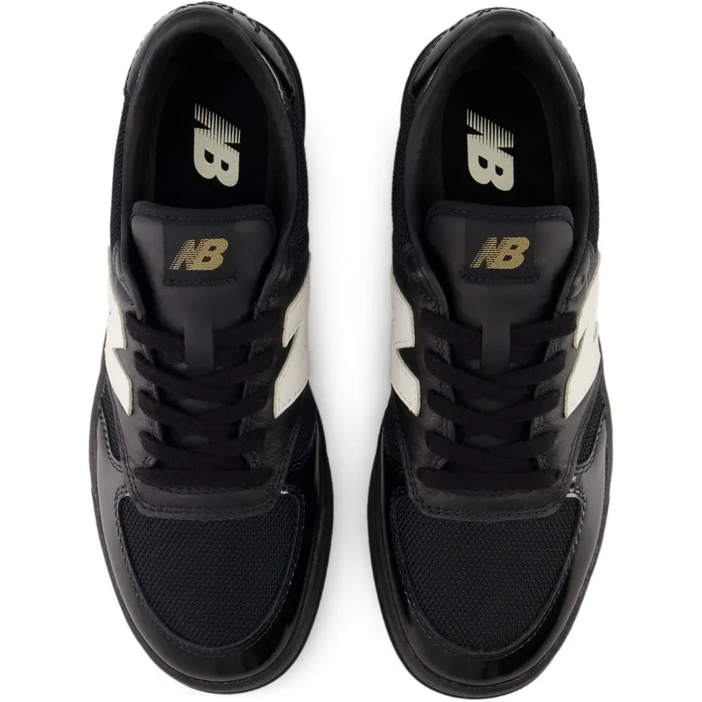 Кроссовки из лакированной кожи с сетчатыми вставками