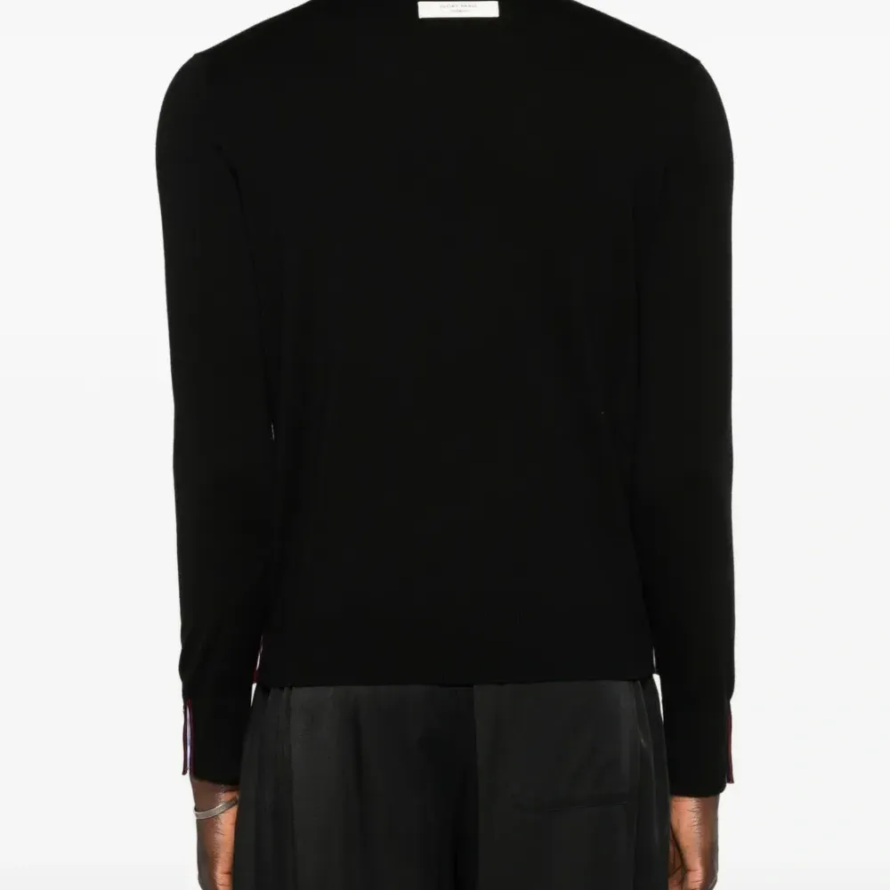 Джемпер с застёжками и круглым вырезом