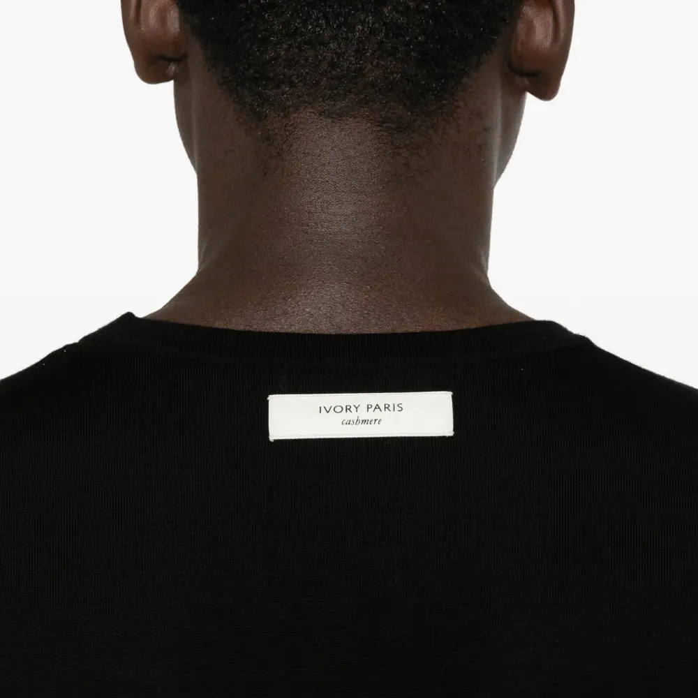 Джемпер с застёжками и круглым вырезом