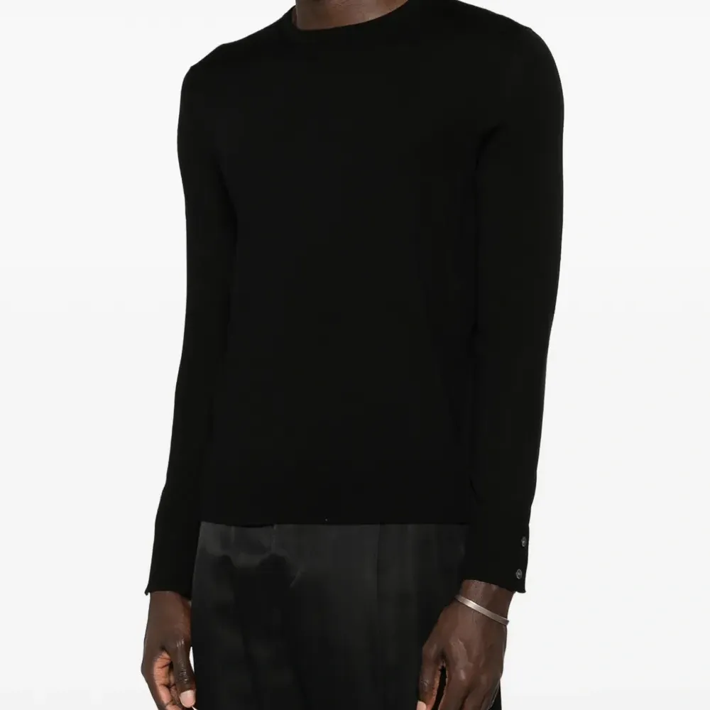 Джемпер с застёжками и круглым вырезом