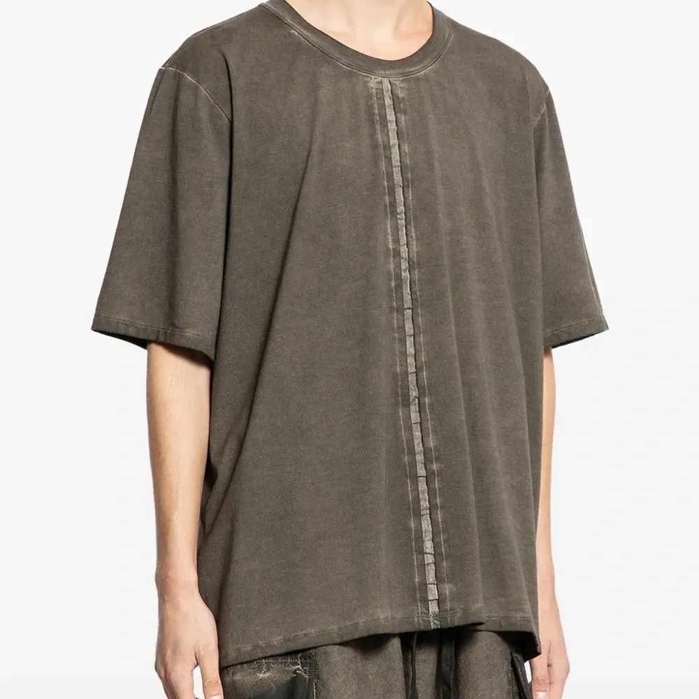 Футболка с отделкой швами