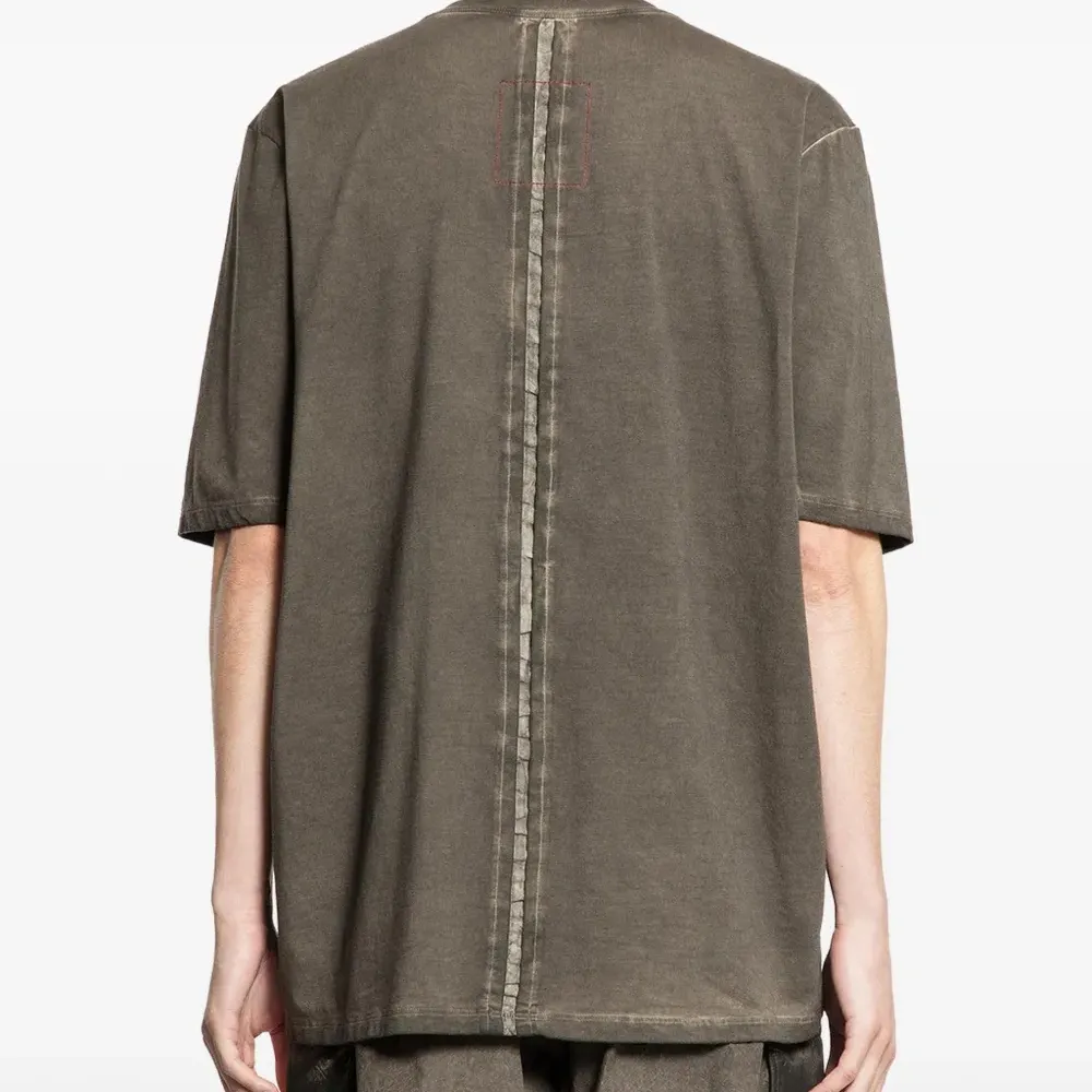 Футболка с отделкой швами