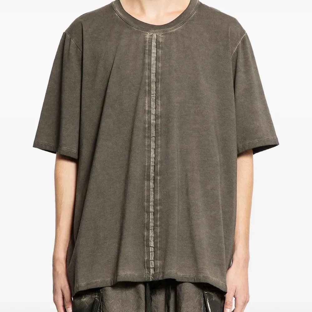 Футболка с отделкой швами