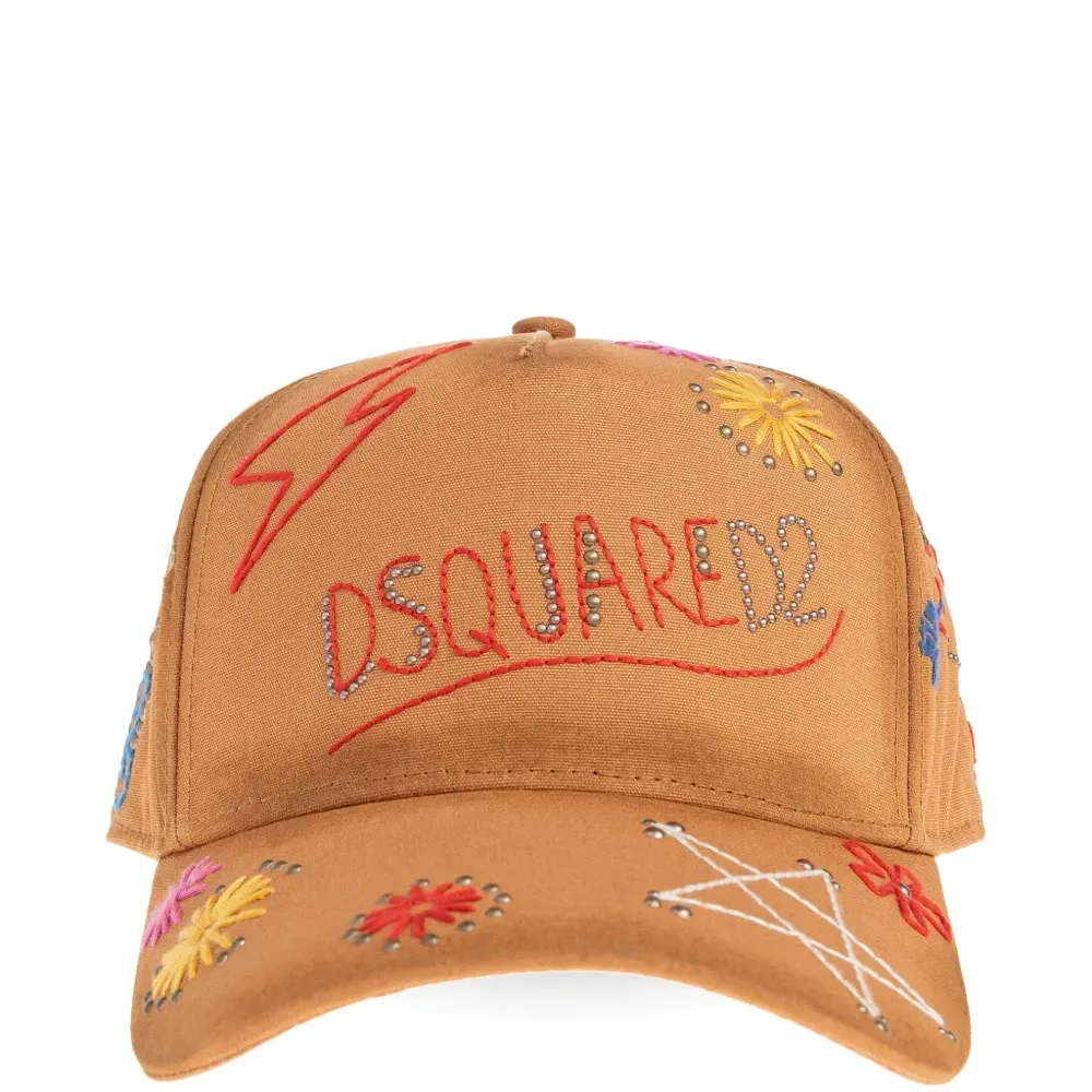 Бейсболка с украшенной вышивкой