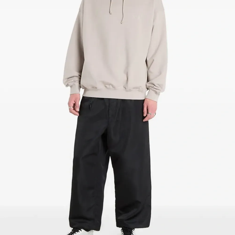 Худи с капюшоном и длинными рукавами Худи с капюшоном и длинными рукавами