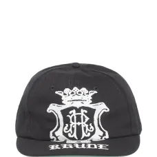 Бейсболка с изогнутым козырьком и логотипом