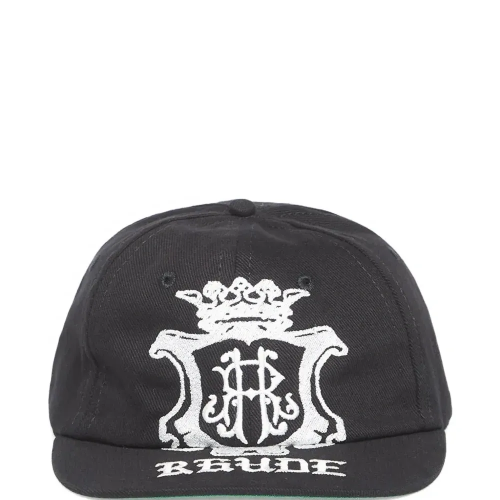 Бейсболка с изогнутым козырьком и логотипом