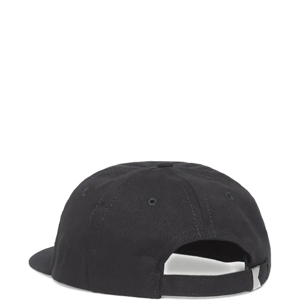 Бейсболка с изогнутым козырьком и логотипом