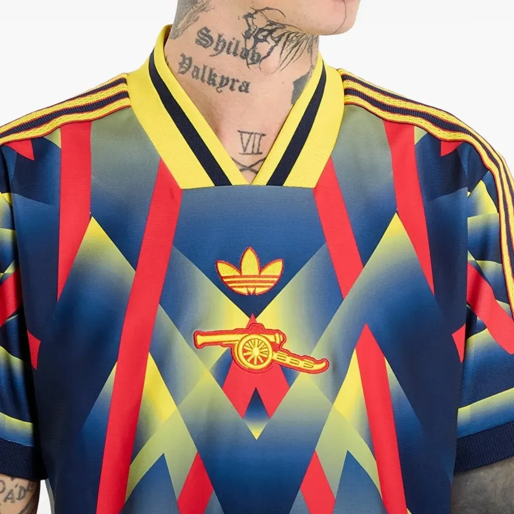 Футболка в полоску с V-образным вырезом