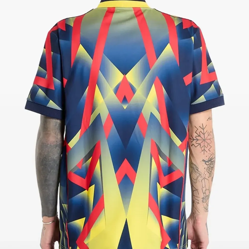 Футболка в полоску с V-образным вырезом