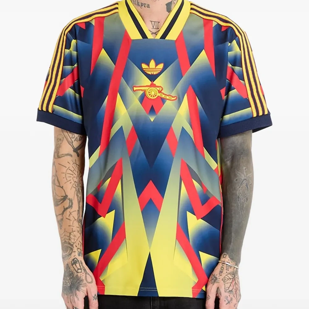 Футболка в полоску с V-образным вырезом