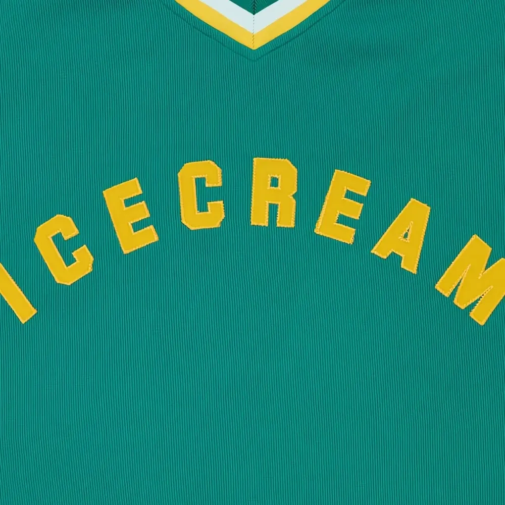 Футболка с V-образным вырезом