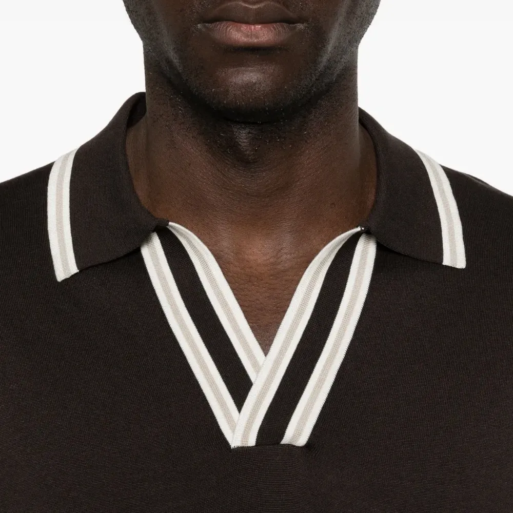 Футболка с V-образным вырезом