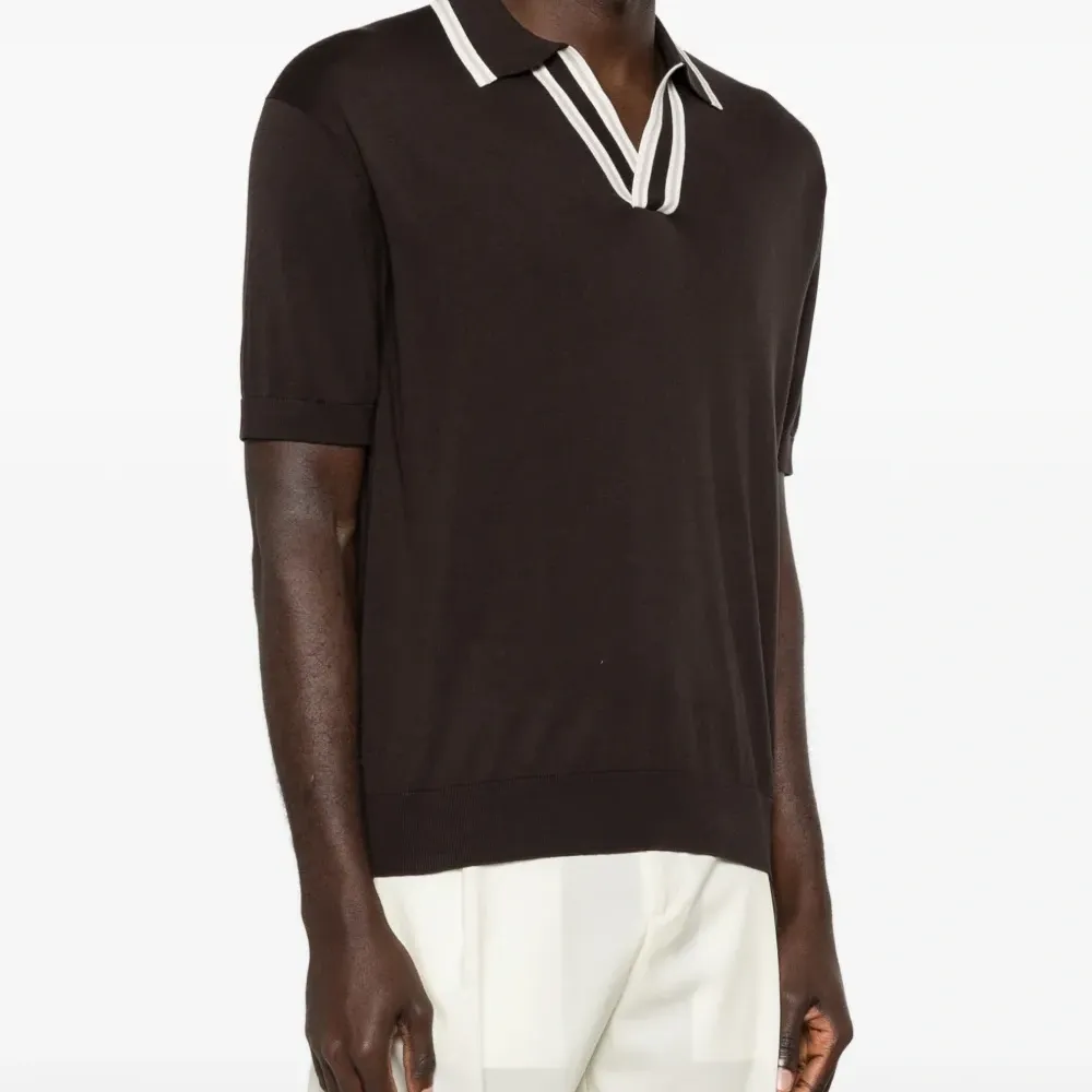 Футболка с V-образным вырезом