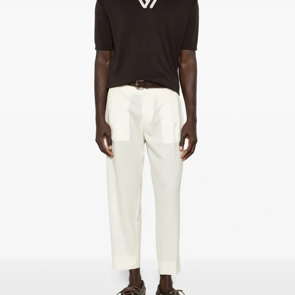 Футболка с V-образным вырезом