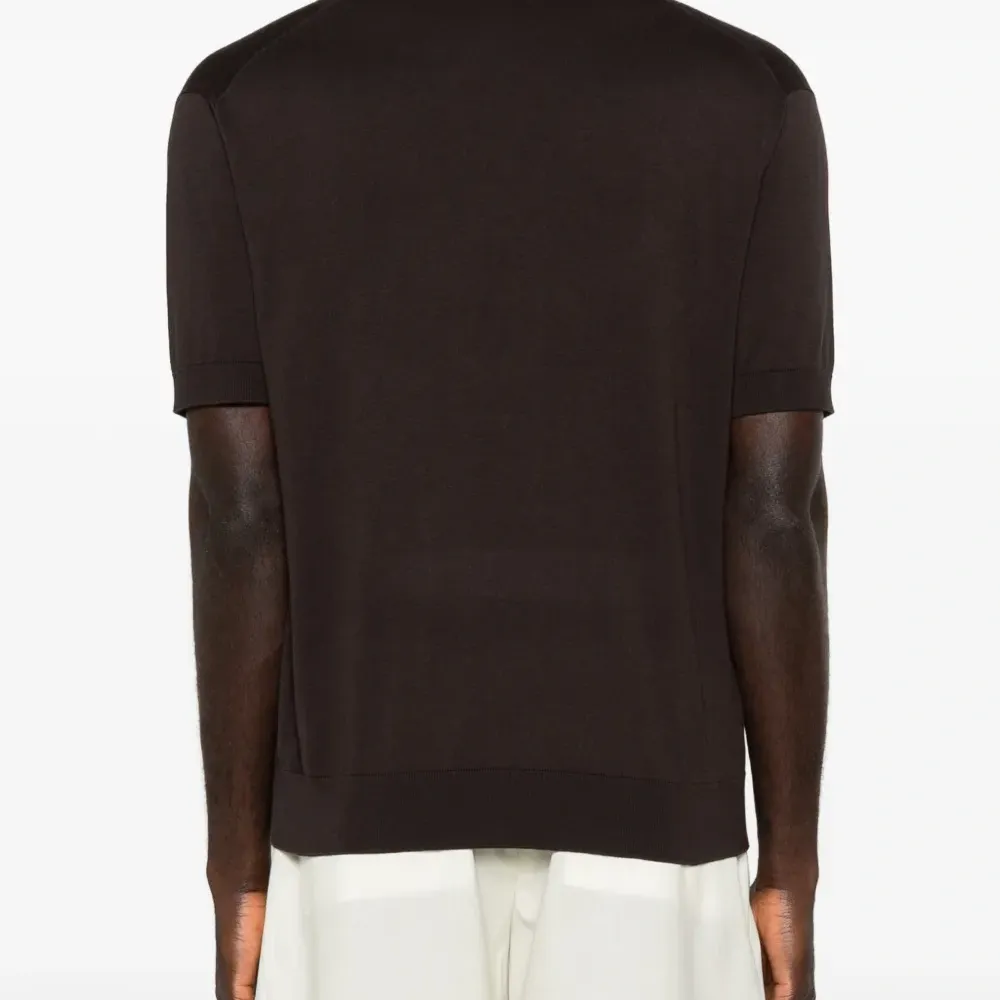 Футболка с V-образным вырезом