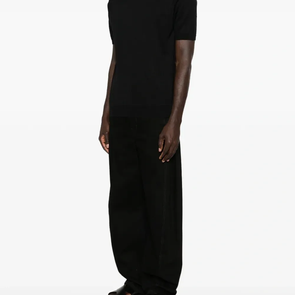 Футболка с круглым вырезом и короткими рукавами