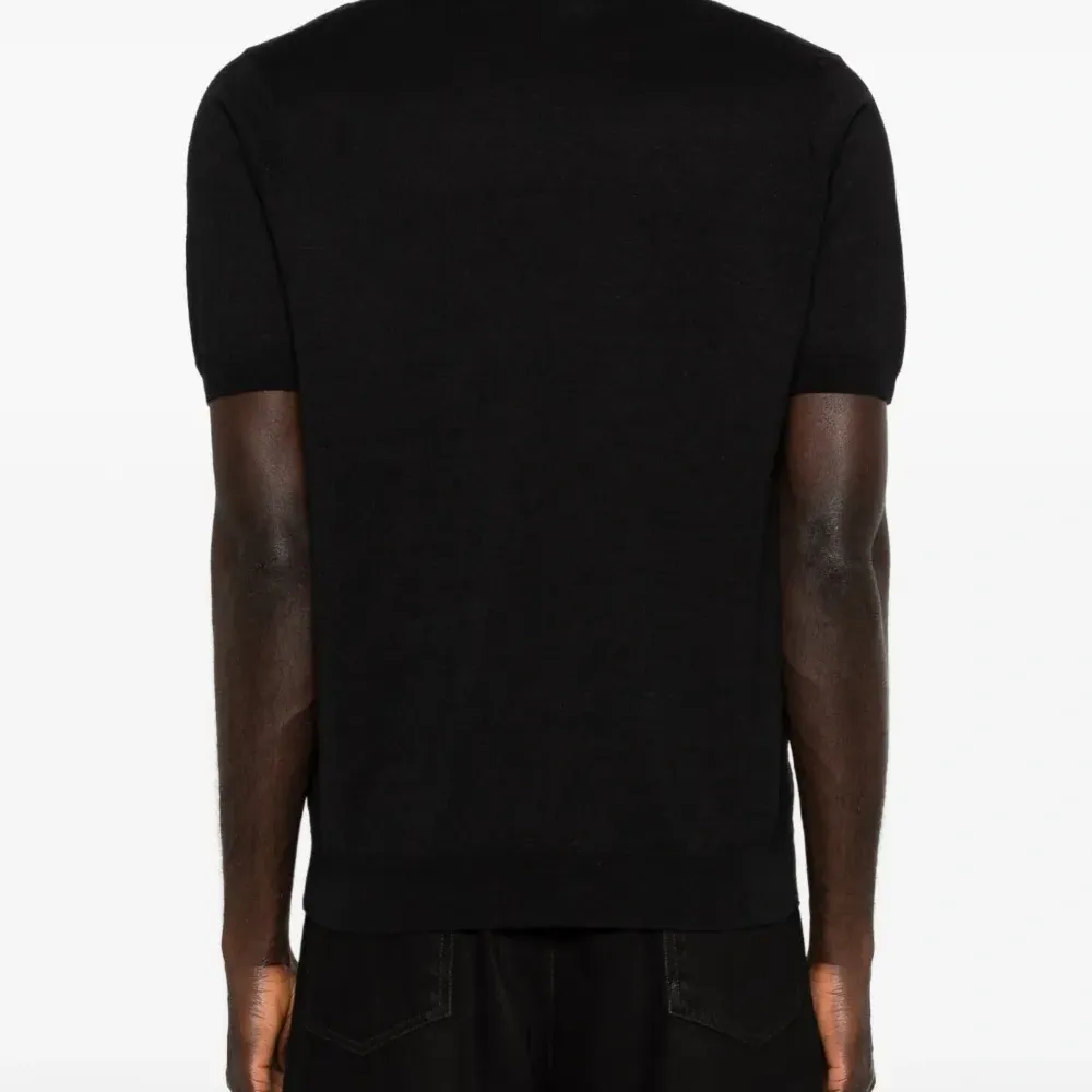 Футболка с круглым вырезом и короткими рукавами